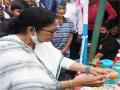 Video: CM ममता बनर्जी ने स्टॉल में बनाई पानी पुरी, अपने हाथों से आलू भरकर इमली पानी में डूबाया फिर लोगों को परोसा ‘फुचका’, वीडियो वायरल - Hindi News | west bengal tmc head cm mamta banerjee made pani puri in darjeeling stall fill potato dipped with imli water puchkas viral video | Latest weird News at Lokmatnews.in