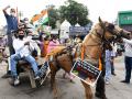 पेट्रोल-डीजल को लेकर कांग्रेस का प्रदर्शन, बैलगाड़ी पर बैठकर निकाला जुलूस, see pics - Hindi News | congress protest on bullock cart again petrol and diesel price hike see viral photos | Latest india Photos at Lokmatnews.in