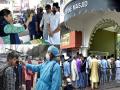 मस्जिदों में की जा रही है कोरोना वायरस की स्क्रीनिंग, देखें तस्वीरें - Hindi News | Corona virus screening is being done in mosques, see photos | Latest health Photos at Lokmatnews.in