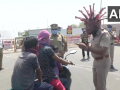 इस वजह से शहर के लोगों को 'कोरोना हेलमेट' से डरा रही है पुलिस - Hindi News | People of this city have to be scared of 'Corona Helmet' to stay in homes | Latest india Videos at Lokmatnews.in