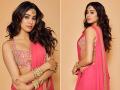 पिंक साड़ी में काफी ग्लैमरस नजर आईं जाह्नवी कपूर, वायरल हो रही हैं ये Photos - Hindi News | Jahnavi Kapoor looked very glamorous in a pink sari, These photos are going viral | Latest bollywood Photos at Lokmatnews.in
