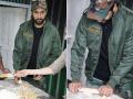 भारतीय सैनिकों के बीच पहुंचे विक्की कौशल, खुद बनाकर खाई रोटी - Hindi News | vicky kaushal spent time and makes rotis for indian army | Latest bollywood Photos at Lokmatnews.in