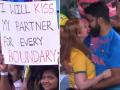 IND vs AUS: खिलाड़ियों से ज्यादा दर्शकों ने बटोरी सुर्खियां, किसी ने गर्लफ्रेंड को किया प्रपोज तो कोई हर बाउंड्री के बाद अपने पार्टनर को करने लगा 'किस' - Hindi News | IND vs AUS Indian man proposes to his Australian girlfriend and this girl made headlines Know Reason | Latest cricket News at Lokmatnews.in