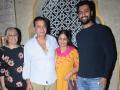 परिवार संग नजर आए विक्की कौशल, देखें लेटेस्ट PICS - Hindi News | Vicky skill seen with family, see latest PICS | Latest bollywood Photos at Lokmatnews.in