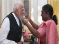 द्रौपदी मुर्मू ने राष्ट्रपति भवन में मनोनीत प्रधानमंत्री मोदी को खिलाई दही-चीनी - Hindi News | President feeds 'dahi-cheeni' to Prime Minister-elect Modi at Rashtrapati Bhavan | Latest india News at Lokmatnews.in