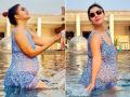 PICS: 'वॉटर बेबी' देबिना बोनर्जी फ्लॉन्ट केलं बेबी बम्प, स्विमिंग पूलमध्ये अशी दिसली एन्जॉय करताना - Marathi News | Debina Bonnerjee had a lot of fun in the pool, flaunted baby bump, see pictures | Latest filmy Photos at Lokmat.com