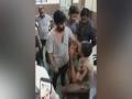 Video: पुलिस स्टेशन पर भीड़ दिल्ली पुलिस के एक कांस्टेबल को मार रही थी चांटे-चांटे, लोग बना रहे थे वीडियो, देखें - Hindi News | Delhi Cop Cornered, Assualted By Mob Inside A Police Station watch video | Latest weird News at Lokmatnews.in