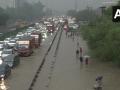 Delhi-Gurugram expressway rainfall: भारी बारिश के कारण दिल्ली-एनसीआर का बुरा हाल, लंबा ट्रैफिक जाम, देखें वीडियो - Hindi News | Delhi-Gurugram expressway rainfall ncr noida Gurugram Massive traffic jam waterlogging see video | Latest india News at Lokmatnews.in