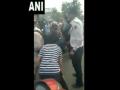 जब नशे में महिला ने दिल्ली के ट्रैफिक पुलिस के साथ की मारपीट, देखें वीडियो - Hindi News | Delhi's Mayapuri woman misbehaved manhandled a delhi traffic police | Latest weird News at Lokmatnews.in