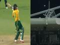 AUS vs SA 3rd T20I: डेवाल्ड ब्रेविस ने मारा ऐसा छक्का गेंद सीधे पहुंची स्टेडियम की छत पर | VIDEO - Hindi News | AUS Vs SA 3rd T20I: Dewald Brevis Sends Ball Crashing Into Cazalys Stadium Roof With A Massive Six | Latest cricket News at Lokmatnews.in