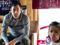 धोनी को बेटी जीवा ने अपने हाथों से खिलाई ये खास चीज, वीडियो वायरल - Hindi News | ziva video of feeding ms dhoni carrort goes viral on social media | Latest cricket News at Lokmatnews.in