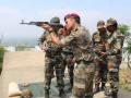 धोनी ने सेना के साथ पूरी की 15 दिनों की ट्रेनिंग, जानें कब क्या किया ? - Hindi News | Lt Col MS Dhoni learned about weaponry, Know full training schedule | Latest cricket News at Lokmatnews.in