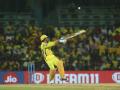 IPL 2019: एमएस धोनी ने बिना गेंद को देखे एक हाथ से जड़ा जोरदार छक्का, वीडियो हुआ वायरल - Hindi News | IPL 2019: MS Dhoni Hits Nasty Beamer for One-Handed Six, Chris Morris apologises during CSK vs DC match | Latest cricket News at Lokmatnews.in