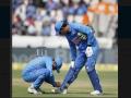 IND vs AUS, 1st ODI: रोहित शर्मा ने बीच मैदान बांधा धोनी के जूते का फीता, जीत लिया फैंस का दिल - Hindi News | India vs Australia, 1st ODI: Rohit Sharma was spotted tying former skipper MS Dhoni laces | Latest cricket News at Lokmatnews.in