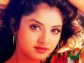Divya Bharti Birth Anniversary: दिव्या भारती की ये 5 फिल्में ज़रूर देखें - Hindi News | Divya Bharti Top 5 films on her Birth Anniversary | Latest bollywood Videos at Lokmatnews.in