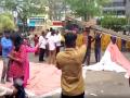 VIDEO: नतीजों से हताश DMK कार्यकर्ता, तमिलनाडु में पार्टी दफ्तर के बाहर हंगामा; टेंट उखाड़े - Hindi News | Tamil Nadu election results DMK workers create ruckus outside party office in Chennai dismantle tents | Latest india News at Lokmatnews.in