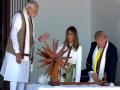 Donald Trump Visit in India: साबरमती आश्रम में डोनाल्‍ड ट्रंप और मेलानिया ने चलाया गांधी जी का चरखा, देखें तस्वीरें - Hindi News | Donald Trump and Melania Trump spin charkha at sabarmati ashram see pics | Latest india Photos at Lokmatnews.in