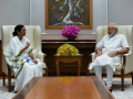 आखिरकार पीएम मोदी से मिलीं सीएम ममता बनर्जी, GIFT में दिया मिठाई और कुर्ता - Hindi News | Finally, CM Mamata Banerjee met PM Modi, discussed issues related to Bengal, said - courtesy call | Latest politics News at Lokmatnews.in