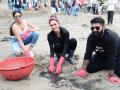 ईशा गुप्ता ने की बीच की सफाई, फैंस को इस दरियादिली पर आया प्यार - Hindi News | Esha Gupta and Other during beach clean-up event at shivaji park Beach, View Pics | Latest bollywood Photos at Lokmatnews.in