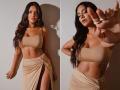 ईशा गुप्ताच्या टू पीस ड्रेसमधील फोटोंची रंगलीय सोशल मीडियावर चर्चा, पहा हे फोटो - Marathi News | Esha Gupta Flaunt Her Curves in Swimwear Photos Goes Viral on Social Media see pics | Latest filmy Photos at Lokmat.com