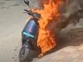 इलेक्ट्रिक स्कूटरों में क्यों लग रही है आग? सरकार की जांच समिति ने पाई बड़ी खामी, मुश्किल में पड़ सकती हैं निर्माण कंपनियां - Hindi News | Centre Panel Finds Defect In Battery Cells In Almost All EV Fires Findings Could Put Manufacturers In Tough Spot | Latest technology News at Lokmatnews.in