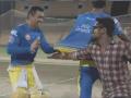 IPL 2019: CSK के प्रैक्टिस मैच में जब ग्राउंड पर पहुंचे धोनी, फैन ने की ऐसी हरकत भागने लगे कैप्टन कूल - Hindi News | IPL 2019: Crowd goes berserk after MS Dhoni makes entry during CSK practice game in Chepauk | Latest cricket News at Lokmatnews.in
