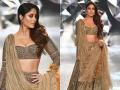 30 किलो का लहंगा पहन जब रैंप पर उतरीं करीना, देखने वालों की खुली रह गईं आंखें - Hindi News | Kareena Kapoor Khan Walks The Ramp in 30 Kg designer Gold Lehenga | Latest bollywood Photos at Lokmatnews.in