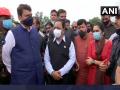 Maharashtra: बीजेपी नेताओं ने किया बाढ़ प्रभावित क्षेत्र का दौरा, कहा पीएम मोदी को सौंपेंगे रिपोर्ट - Hindi News | Fadanvis, Rane visits to flood affected areas of Maharashtra | Latest maharashtra News at Lokmatnews.in