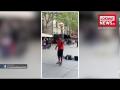 ऐसा भी कुछ कर सकते हैं फुटबॉल के साथ - Hindi News | Viral video of man playing with football | Latest weird Videos at Lokmatnews.in