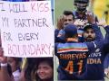 IND vs AUS: मैच के दौरान इस लड़की ने लिखा- हर बाउंड्री पर 'किस' करूंगी, लगे 28 चौके और 16 छक्के - Hindi News | I will kiss my partner for every boundary Banner goed viral during AUS vs IND 2nd T20 | Latest cricket News at Lokmatnews.in