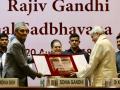 गोपालकृष्ण गांधी को दिया गया ‘राजीव गांधी सद्भावना पुरस्कार’ - Hindi News | Gopalkrishna Gandhi Awarded for Rajiv Gandhi Sadbhavana Award 2018 | Latest india News at Lokmatnews.in
