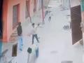 VIDEO: ग्रेटर नोएडा में घर के बाहर तीन हमलावरों ने एक आदमी पर घात लगाकर गोली चलाई, घटना CCTV में कैद - Hindi News | Man ambushed, shot dead by three assailants outside Greater Noida home, incident caught on CCTV | Latest india News at Lokmatnews.in