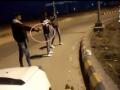 सड़क किनारे गोली दागकर काटा केक, वायरल हुआ VIDEO - Hindi News | | Latest weird News at Lokmatnews.in