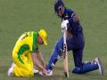 IND vs AUS: बीच मैदान डेविड वॉर्नर ने बांधा हार्दिक पंड्या के जूते का फीता, वीडियो हुआ वायरल - Hindi News | AUS vs IND: Hardik Pandya, David Warner exhibit ‘Spirit of Cricket’ in first ODI, watch video | Latest cricket News at Lokmatnews.in