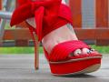 पहनती हैं हाई हील्स तो आपको भी हो सकती हैं ये 7 परेशानियां - Hindi News | 7 unhealthy side effects of high heels sandals | Latest health News at Lokmatnews.in