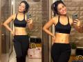 सिक्स पैक Abs बनाने के लिए GYM में जमकर पसीना बहा रही हैं Hina Khan, एब्स दिखाती आईं नजर, देखें फोटो - Hindi News | tv actress hina khan six pack images, gym workout latest photos, hina khan flexing abs pictures | Latest bollywood Photos at Lokmatnews.in