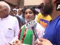 Vinesh Phogat in delhi: भव्य स्वागत, बजरंग पुनिया और साक्षी मलिक ने कहा- विनेश चैंपियन है, सभी देशवासियों को धन्यवाद, देखें वीडियो - Hindi News | watch Vinesh Phogat in delhi Wrestler Bajrang Punia says She welcomed like champion journey streets podium We thank all the countrymen see video | Latest india News at Lokmatnews.in