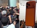 दे लात और थप्पड़ की बारिश, iPhone 17 की बिक्री शुरू होते ही मुंबई Apple स्टोर पर मारपीट, देखिए वीडियो - Hindi News | Video Fight Mumbai Apple Store iPhone 17 Goes On Sale iPhone 17, iPhone 17 Pro, iPhone 17 Pro Max | Latest weird News at Lokmatnews.in