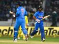 Ind vs Aus, 1st ODI: धोनी-जाधव ने दिलाई टीम इंडिया को जीत, हैदराबाद में पहली बार ऑस्ट्रेलिया को हराया - Hindi News | India won by 6 wicket beat Australia in 1st ODI to lead in Series Ind vs Aus 1st ODI match result | Latest cricket News at Lokmatnews.in