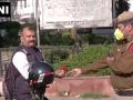 Janta Curfew: दिल्ली में लोगों को फूल देकर उनसे घर पर रहने की अपील कर रहे हैं पुलिस कर्मी, देखें तस्वीर  - Hindi News | Janta Curfew: Police personnel are pleading with people in Delhi to stay at home by giving them flowers, see photo | Latest india News at Lokmatnews.in