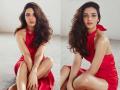 रेड कलर के गाउन में जैस्मिन भसीन का रिवीलिंग लुक वायरल, देखें तस्वीरें - Hindi News | Jasmin Bhasin revealing look in red gown raises the temperature see pics | Latest television Photos at Lokmatnews.in