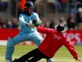 ENG vs BAN: जेसन रॉय से टकराकर जमीन पर गिर पड़े अंपायर, शतक का जश्न मनाने में हुई देरी, देखें वीडियो - Hindi News | ICC World Cup 2019: Jason Roy collides with umpire, delays his century celebration, watch Video | Latest cricket News at Lokmatnews.in