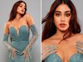 जान्हवी कपूरनं गाउनमध्ये फ्लॉन्ट केली फिगर, फोटो सोशल मीडियावर व्हायरल झाले - Marathi News | Jhanvi Kapoor flaunted her curvy figure in blue mermaid dress pictures went viral on social media | Latest filmy Photos at Lokmat.com