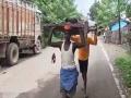 एंबुलेंस के अभाव में खाट पर मरीज को ले जा रहे थे लोग, लोगों ने कहा - ये है देश का हेल्थ सिस्टम, वीडियो वायरल - Hindi News | patient did not get ambulance in jharkhand video went viral | Latest weird News at Lokmatnews.in