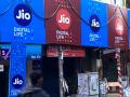 जियो का दिवाली-धमाका, 699 रुपये में मिलेगा ‘जियोभारत’ 4जी फोन - Hindi News | Jio's Diwali Dhamaka, 'JioBharat' 4G phone will be available for Rs. 699 | Latest business News at Lokmatnews.in