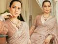 Kangana Ranautनं साडीत केलं स्टायलिश फोटोशूट, पाहा तिचे ग्लॅमरस फोटो - Marathi News | kangana ranaut got her stylish photoshoot in saree and deepneck blouse see pics | Latest filmy Photos at Lokmat.com