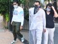 मास्क लगाकर बाहर निकले ये बॉलीवुड सितारे, सैफ अली खान और करीना का दिखा स्टाइलिश अंदाज, see pics - Hindi News | kareena kapoor and saif ali khan spotted at bandra actor tiger shroff and abhishek bacchan | Latest bollywood Photos at Lokmatnews.in