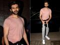 Pics: कार्तिक आर्यन जिम के बाहर बांद्रा में हुए स्पॉट - Hindi News | In Pics: Kartik Aaryan spotted at gym in juhu Mumbai | Latest bollywood Photos at Lokmatnews.in