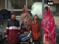 J&K: डर के कारण कश्मीर से पलायन करने लगे प्रवासी मजदूर - Hindi News | We're scared going back to our hometown," says a migrant from Rajasthan | Latest india News at Lokmatnews.in