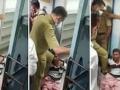 वायरल वीडियोः बिना टिकट ट्रेन में यात्रा कर रहे शख्स को लात मार रहे पुलिसकर्मी, देखें, लोगों का फूटा गुस्सा - Hindi News | policeman Kerala kicks beats up passenger travelling without ticket on train video goes viral Kerala  | Latest weird News at Lokmatnews.in